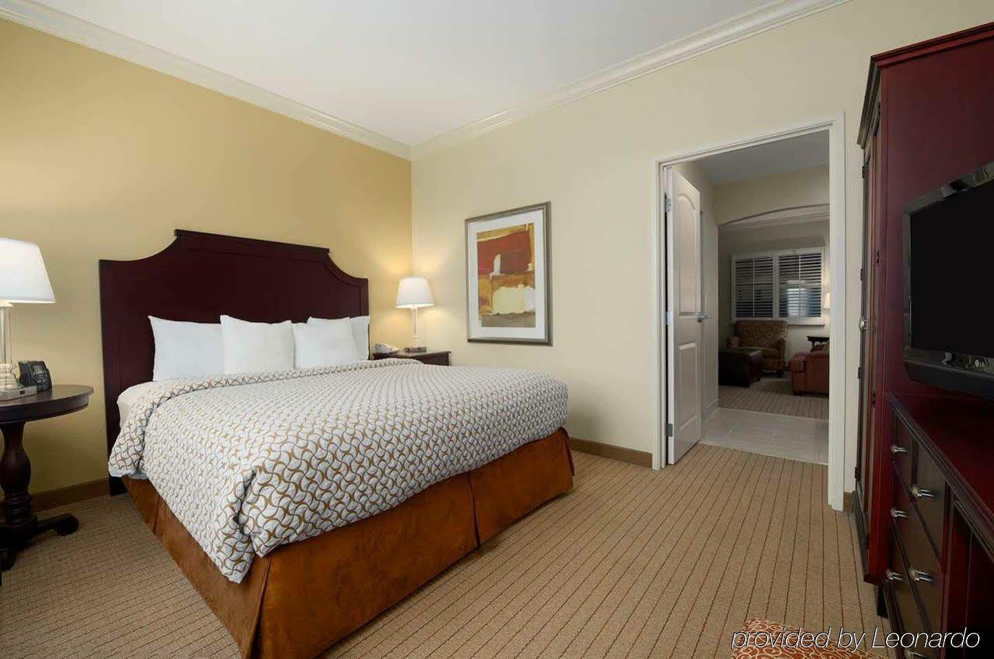 Embassy Suites Tampa - Brandon Heartland Exterior foto